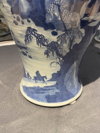 Een grote Chinese blauw-witte 'yenyen' vaas met figuren in een bergachtig landschap, Kangxi